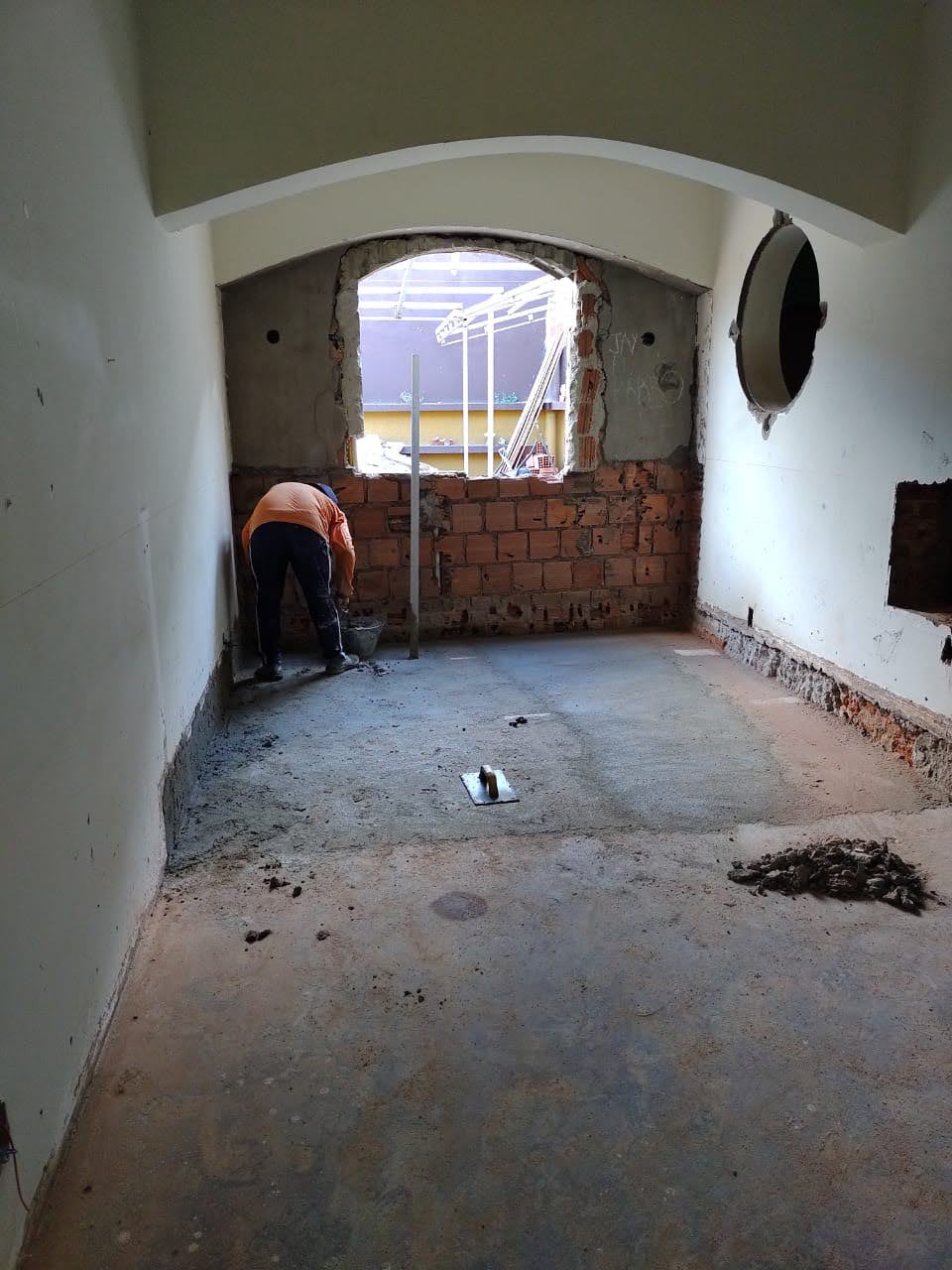 Preparando para assentar o piso Abolicão/RJ